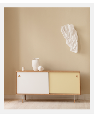 Sibast No 11 skænken - lakeret eg - front gul og hvid - Design Arne Vodder